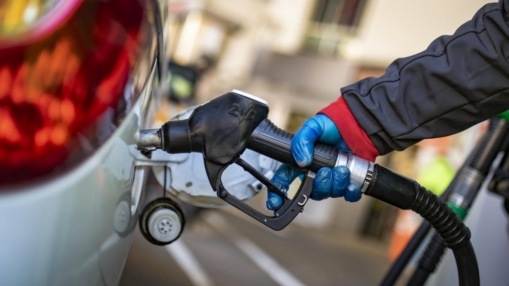 Una persona reposta el carburant d'un vehicle.
