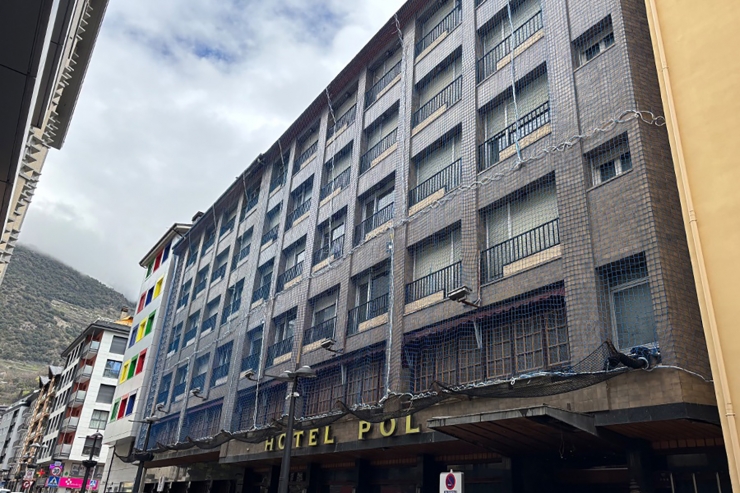 La façana de l'Hotel Pol.