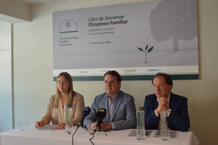 La vicepresidenta, el president i el secretari tècnic de l'EFA, Paula Tarrado, Daniel Aristot i Joan Tomas, d'esquerra a dreta, en la roda de premsa de presentació del cicle.