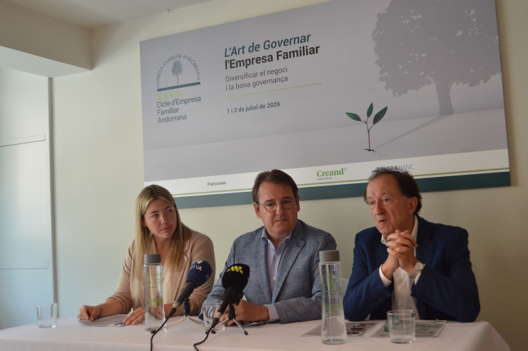 La vicepresidenta, el president i el secretari tècnic de l'EFA, Paula  Tarrado, Daniel Aristot i Joan Tomas, d'esquerra a dreta, en la roda de  premsa de presentació del cicle.
 