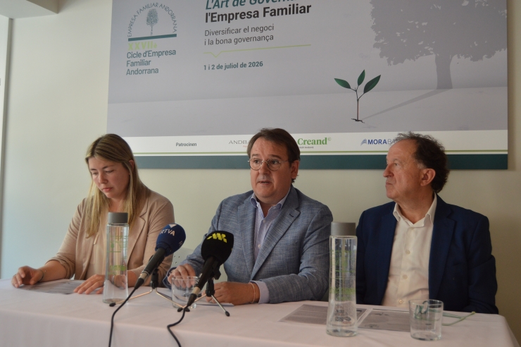 La vicepresidenta, el president i el secretari tècnic de l'EFA, Paula  Tarrado, Daniel Aristot i Joan Tomas, d'esquerra a dreta, en la roda de  premsa de presentació del cicle.
 