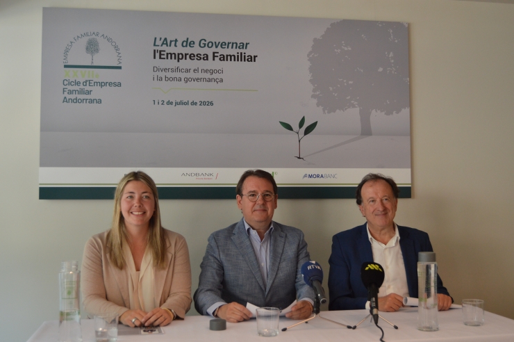 La vicepresidenta, el president i el secretari tècnic de l'EFA, Paula  Tarrado, Daniel Aristot i Joan Tomas, d'esquerra a dreta, en la roda de  premsa de presentació del cicle.
 