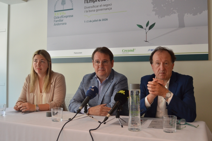 El president de l'EFA i el secretari tècnic, Daniel Aristot i Joan Tomàs, en roda de premsa aquest dilluns.