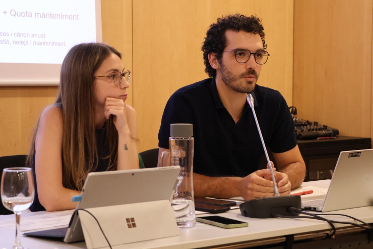 Els membres de l'estaló, Andrea Doncel Gerard Fontanet, en roda de premsa presentant l'associació.