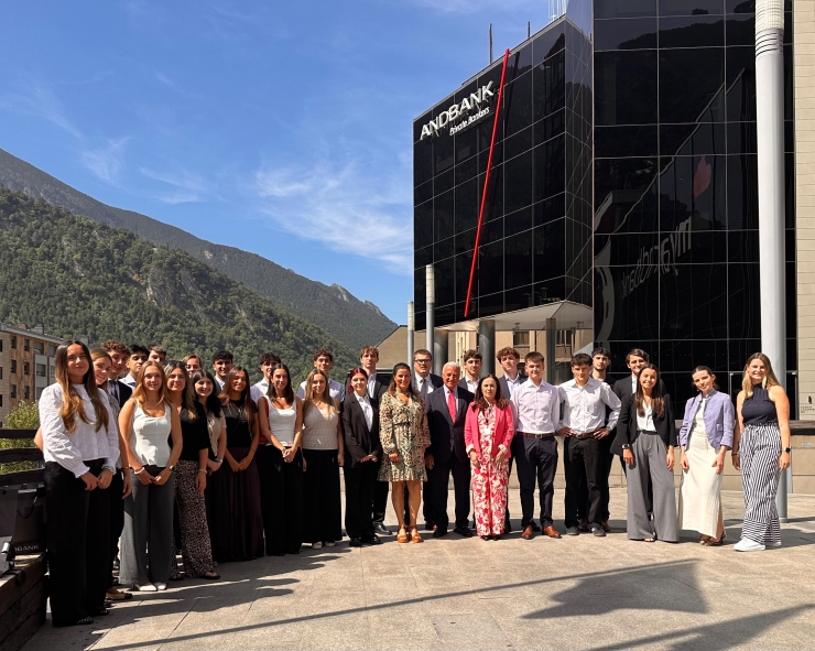 Els estudiants, la directora Global de Recursos Humans, Flora Tomé, i la directora de Banca País, Maria Suárez.