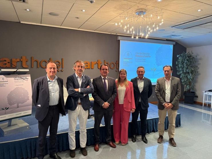 Membres de l'EFA amb alguns dels ponents de la jornada del Cicle d'Empresa Familiar Andorrana celebrat aquesta setmana.