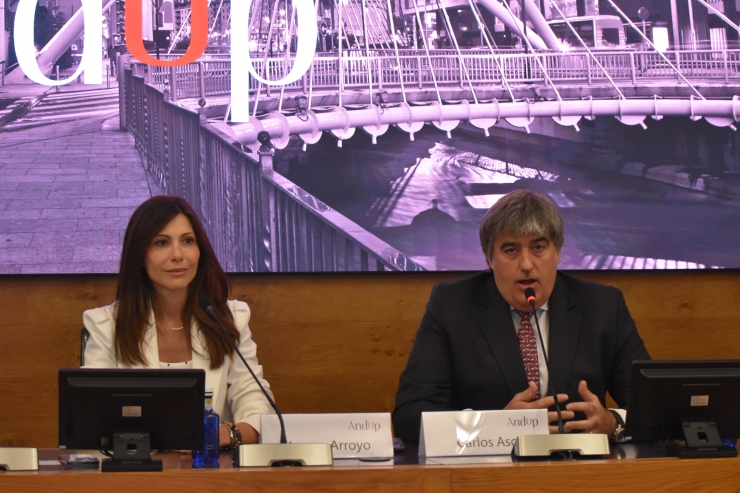 El CEO d'Andbank, Carlos Aso, i la directora de la Fundació AndUp, Vanesa Arroyo.