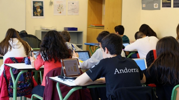 Dispositius electrònics a les aules.