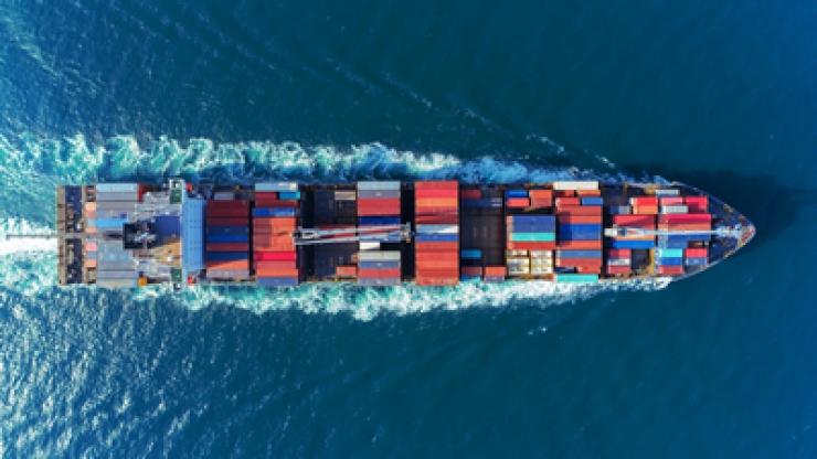 Un vaixell transportant mercaderies.