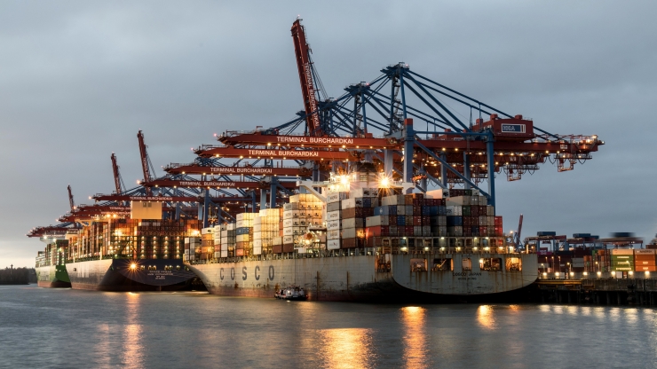 Un vaixell transportant contenidors de mercaderies.