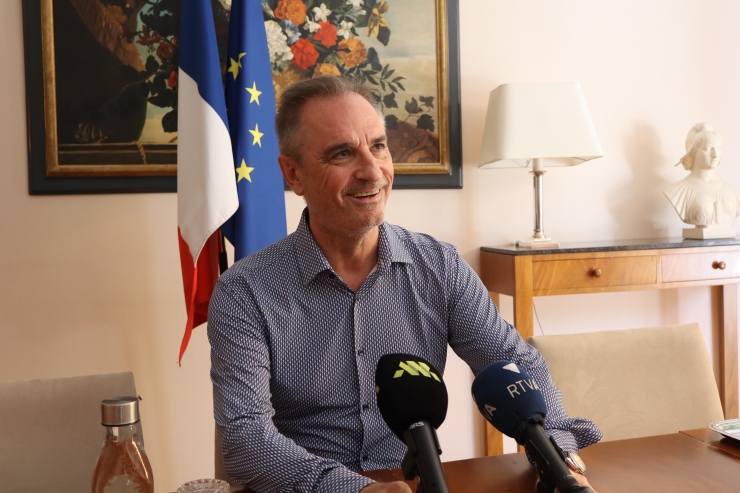 L'ambaixador francès, Nicolas Eybalin, durant l'atenció als mitjans de comunicació aquest dilluns al matí.
 