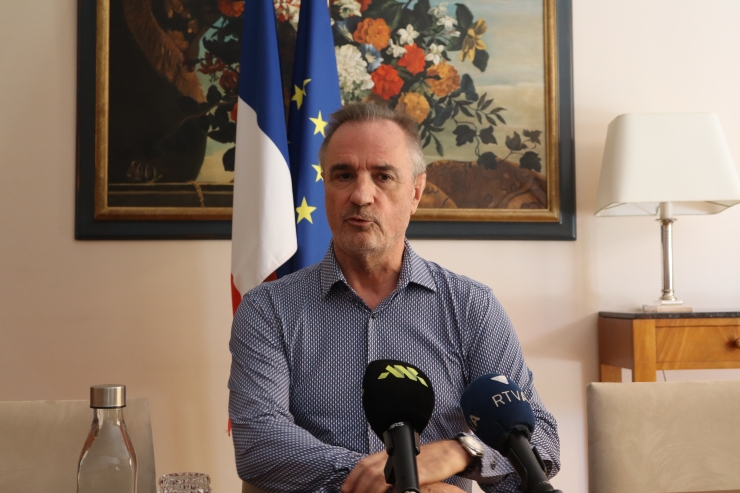 L'ambaixador francès, Nicolas Eybalin, durant l'atenció als mitjans de comunicació aquest dilluns al matí.
 