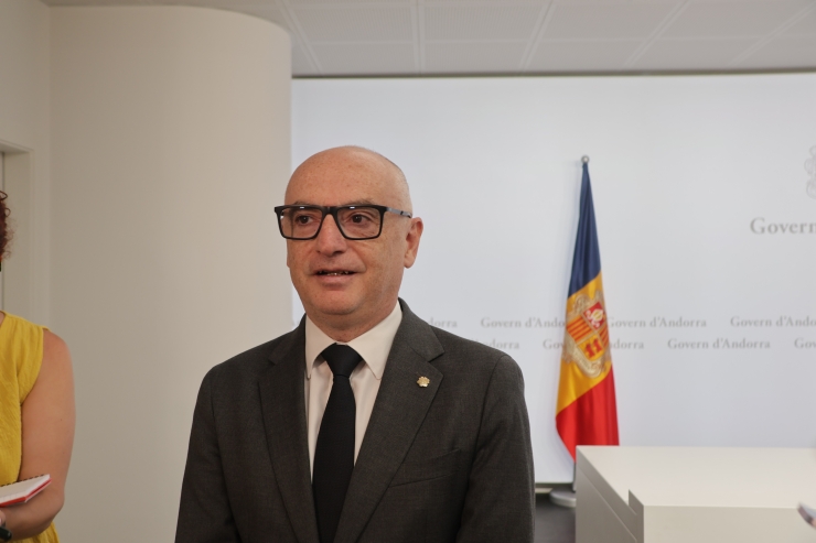 El ministre de Finances, Ramon Lladós, en els moments previs a l'atenció als mitjans que ha fet aquest dilluns al matí.