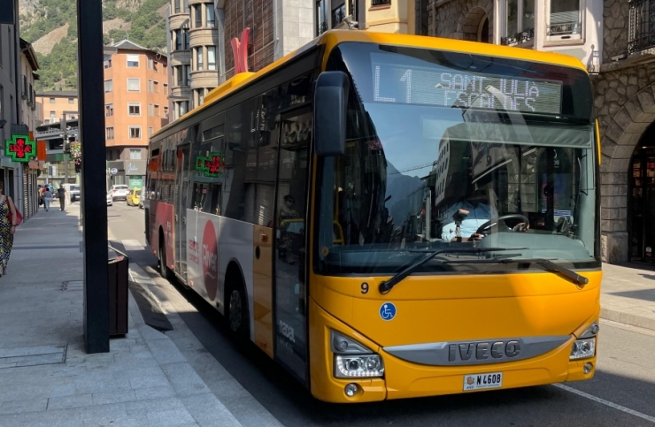 El bus de la línia L1 fent parada a Andorra la Vella.