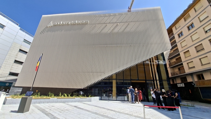La nova botiga d'Andorra Telecom vista des de l'exterior.