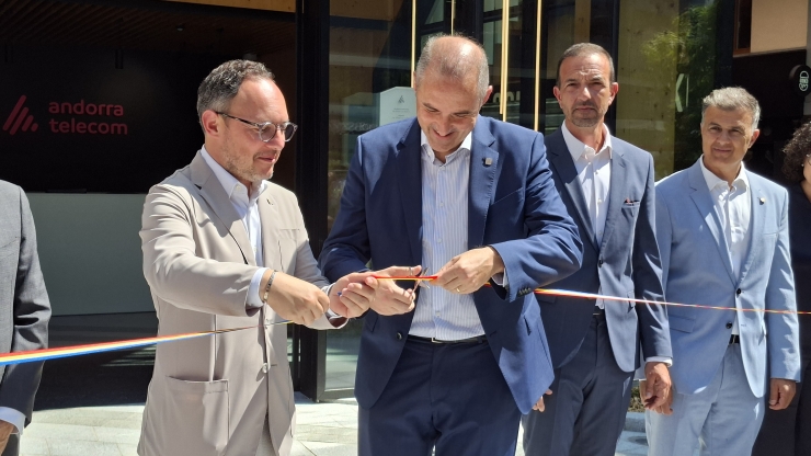 El tell de cinta per inaugurar la botiga, amb el cap de Govern, Xavier Espot, el director d'Andorra Telecom, Jordi Nadal.