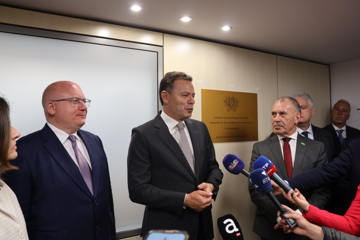 El primer ministre de Portugal, Luís Montenegro, i el cònsol general de Portugal a Andorra, Duarte Pinto da Rocha, durant la inauguració del consolat. 