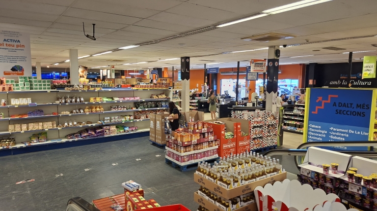 L'interior de l'E.Leclerc Híper Andorra amb alguns espais ja buits.