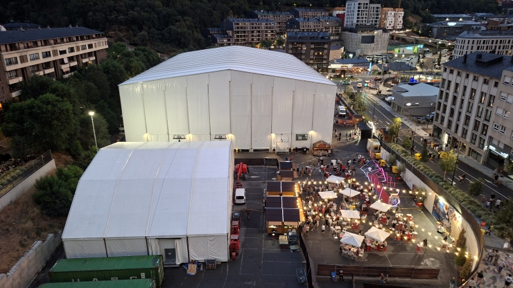 L'exterior del recinte on s'executa l'espectacle del Cirque du Soleil.