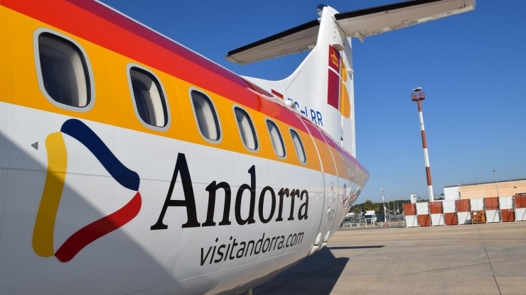 Un avió a l'aeroport Andorra-la Seu.