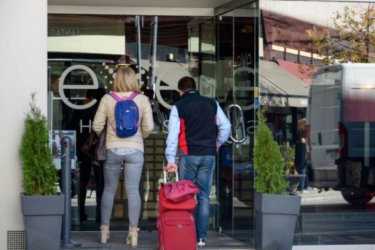 Turistes entrant en un hotel.