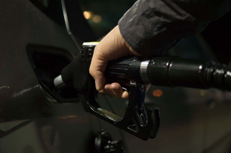 Una persona posant carburant al seu vehicle.