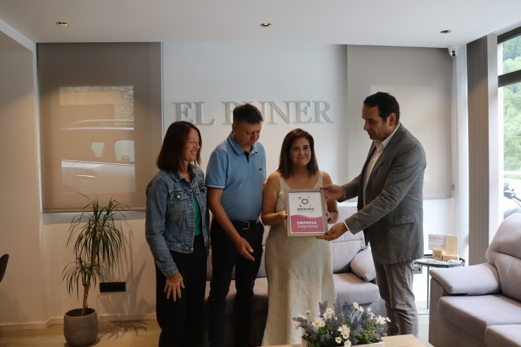 Entrega del segell de certificació d'empresa compromesa amb la biosfera pels responsables dels apartaments turístics Els Buners, a càrrec del conseller de Turisme, Dinamització i Esports d'Ordino, Jordi Serracanta.