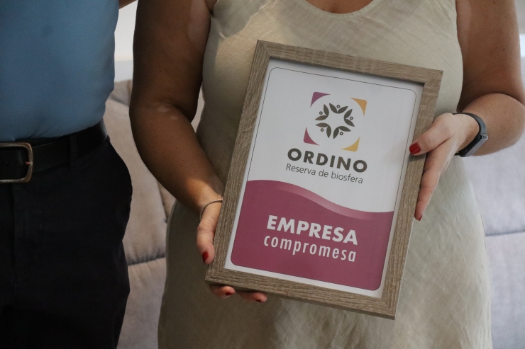 Entrega del segell de certificació d'empresa compromesa amb la biosfera per als responsables dels apartaments turístics Els Buners.