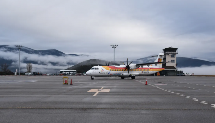 Un avió a l'aeroport d'Andorra-la Seu d'Urgell.