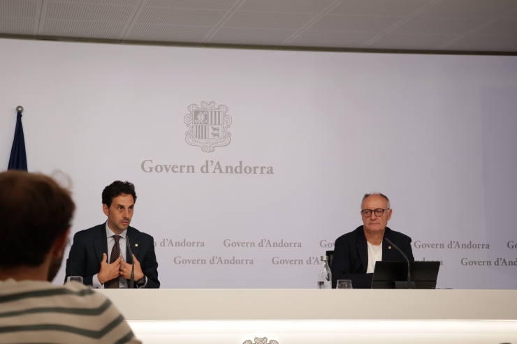 El ministre de Medi Ambient, Agricultura i Ramaderia, Guillem Casal i el director del departament d'Agricultura i Ramaderia, Josep Casals, durant la roda de premsa de presentació de la reforma de la llei d'agricultura i ramaderia.