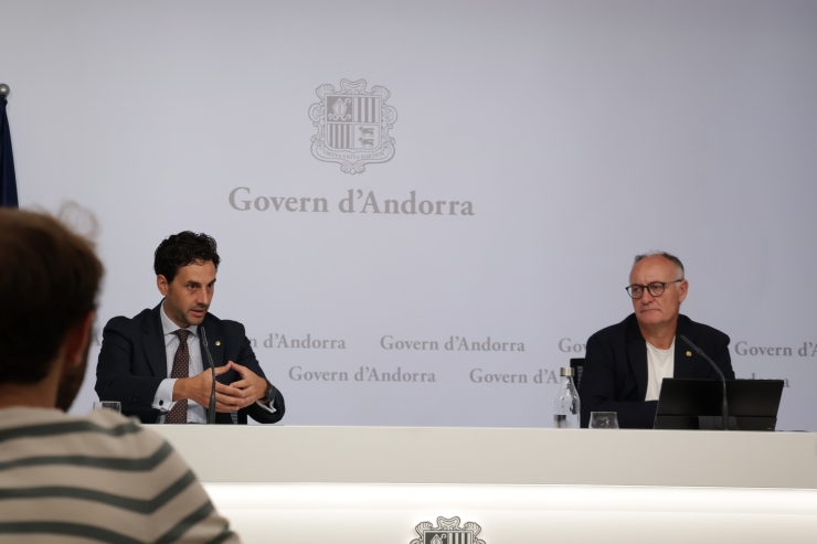 El ministre de Medi Ambient, Agricultura i Ramaderia, Guillem Casal i  el director del departament d'Agricultura i Ramaderia, Josep Casals,  durant la roda de premsa de presentació de la reforma de la llei  d'agricultura i ramaderia.
 