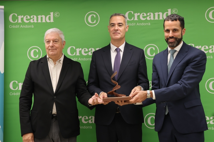 El president de la CEA, Gerard Cadena, el director de l'àrea de Banca  Comercial de Creand Crèdit Andorrà, Jordi Playà, i el director de la  CEA, Iago Andreu, durant la presentació dels premis.
 