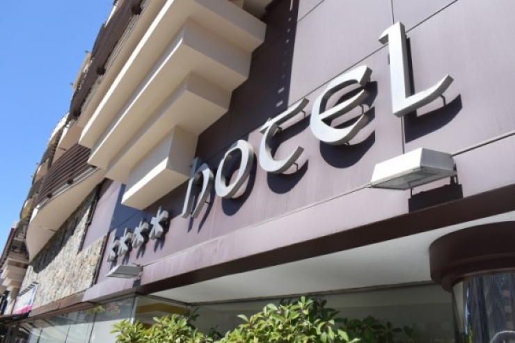 La façana d'un hotel.