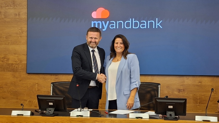 La directora de Banca País d'Andbank, Maria Suárez, i el CEO de l'Inter club Escaldes, Damon Mark, en la signatura de l'acord.