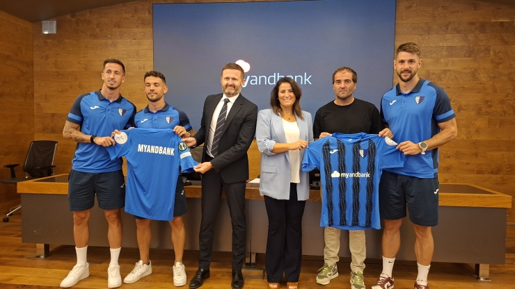 La directora de Banca País d'Andbank, Maria Suárez, i el CEO de l'Inter club Escaldes, Damon Mark, juntament amb alguns jugadors de la plantilla durant l'acte de signatura de l'acord.