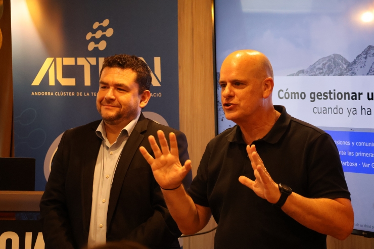 Yobany Barbosa, responsable de l’àrea de ciberseguretat de Var Group Andorra, i Nacho Martín, director d’ACTINN, durant la sessió.