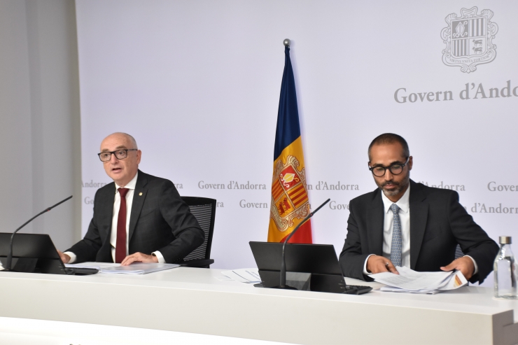 El ministre de Finances, Ramon Lladós, i el director de Pressupost i Patrimoni, Tiago Rodrigues, en la roda de premsa per presentar el pressupost 2027.
 