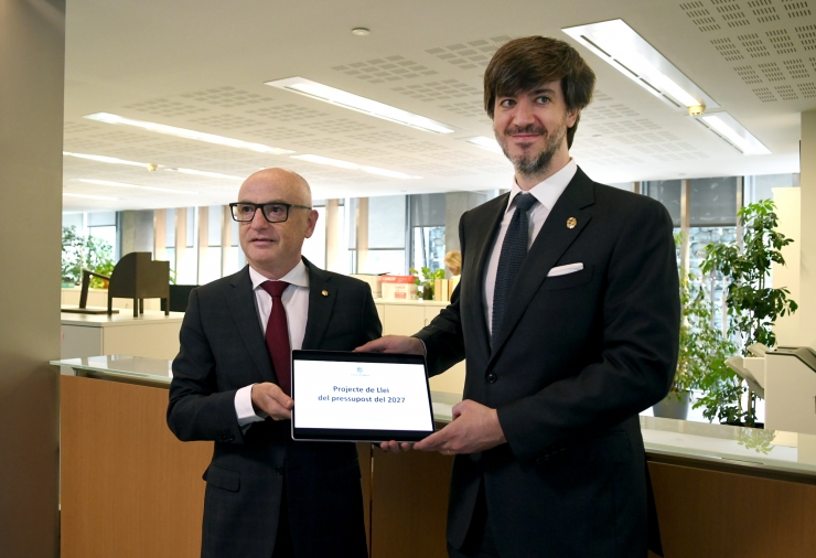 El ministre de Finances, Ramon Lladós, lliura el projecte de llei de pressupost al síndic general, Carles Ensenyat.