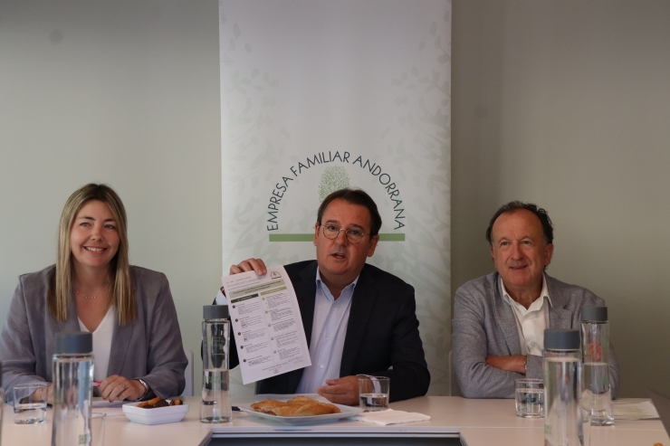 La vicepresidenta de l'Empresa Familiar Andorrana, Paula Tarrado, el president, Daniel Aristot i el secretari tècnic, Joan Tomàs.