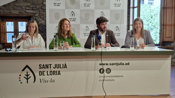 La tècnica de comunicació de FEDA, Carolina Gómez; amb la directora general de FEDA, Sílvia Calvó; el cònsol de Sant Julià de Lòria, Cerni Cairat; i la vicepresidenta de l'EFA, Paula Tarrado; durant la presentació.