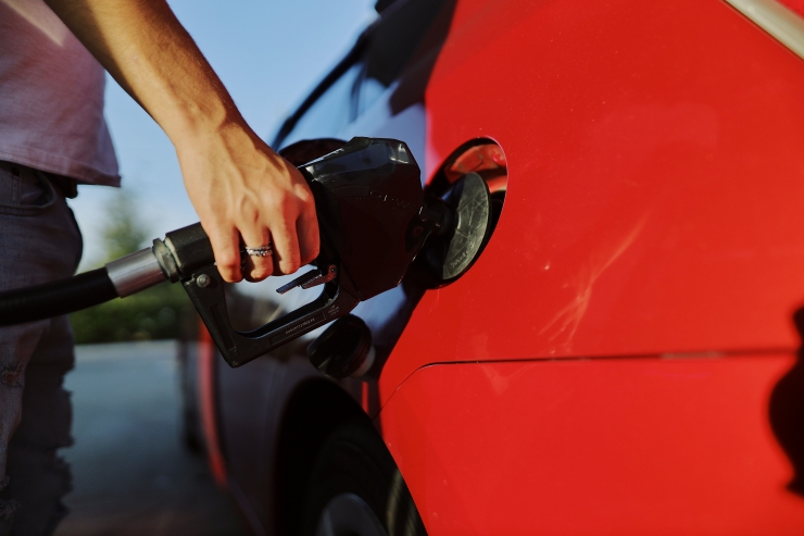 Una persona posant gasolina al seu vehicle.