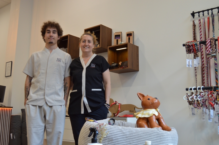 Esther Blanco i el seu fill Naim a la botiga que acaben d'obrir a l'avinguda del Pessebre d'Escaldes-Engordany.
 