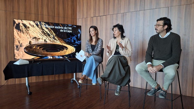 La cònsol major, Eva Sansa, amb la consellera de Turisme, Mònica  Solé, i l'arquitecte del projecte Antoni Riberaygua, durant la  presentació.
 