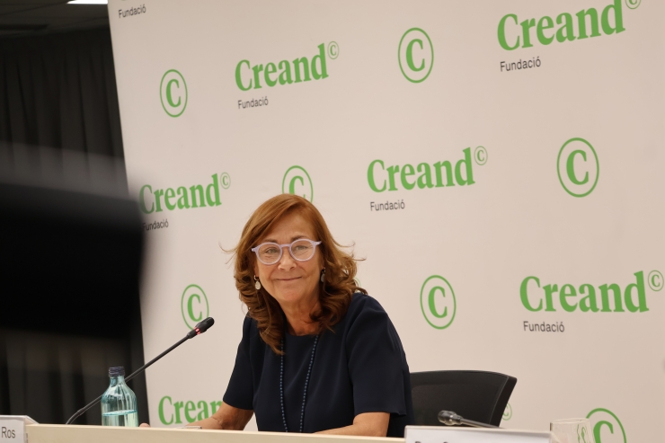 La directora de Creand Fundació, Francesca Ros, durant la conferència.

