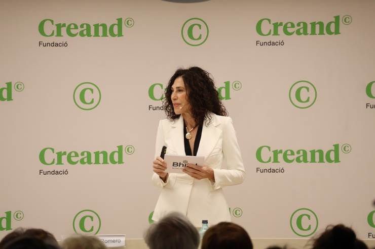 La doctora Carmen Romero durant la conferència.