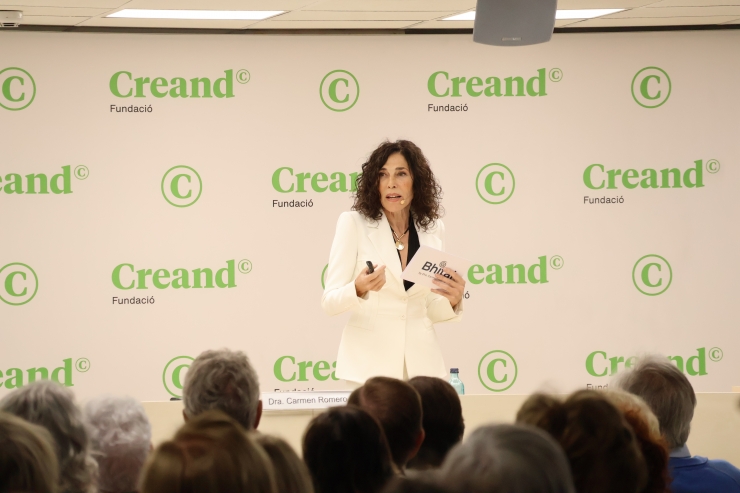 La doctora Carmen Romero durant la conferència.