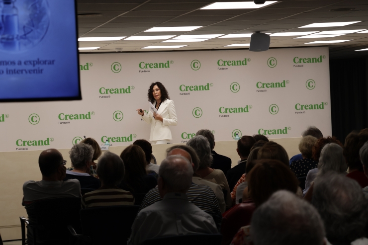 La doctora Carmen Romero durant la conferència.