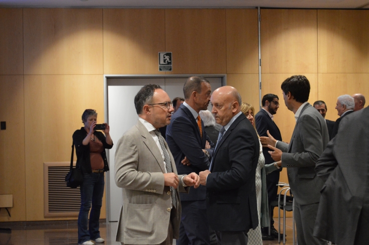 El cap de Govern, Xavier Espot, i el president de la Cambra de Comerç, Indústria i Serveis, Josep Maria Mas, moments abans de la presentació de l'informe.