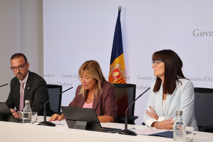 La ministra de Cultura, Joventut i Esports, Mònica Bonell, el ministre de Turisme i Comerç, Jordi Torres, i la ministra de Presidència, Economia, Treball i Habitatge, Conxita Marsol, durant la presentació.
