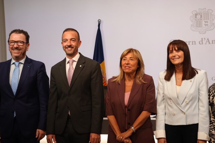 La ministra de Cultura, Joventut i Esports, Mònica Bonell, el ministre de Turisme i Comerç, Jordi Torres, i la ministra de Presidència, Economia, Treball i Habitatge, Conxita Marsol, durant la presentació.